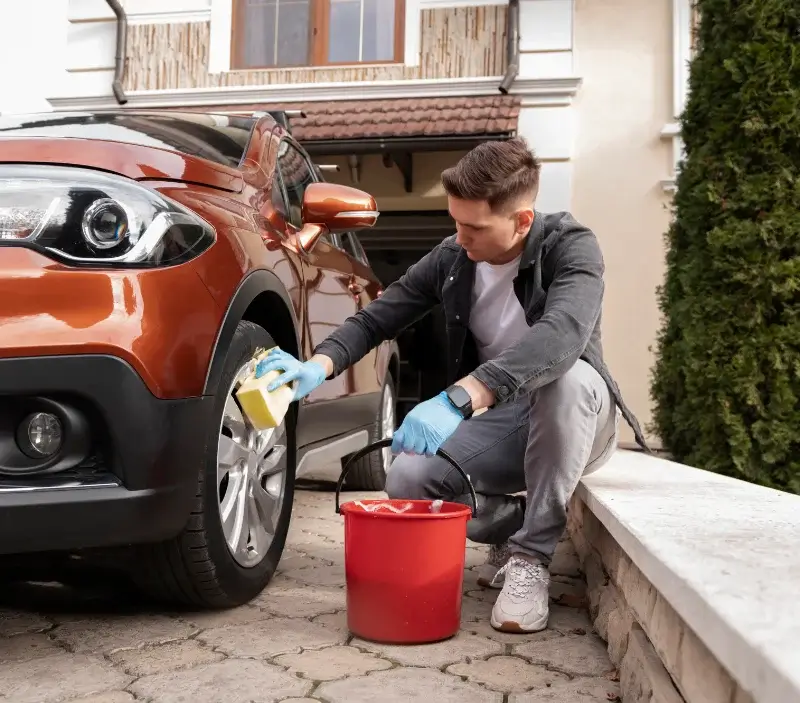 Lavage auto à domicile Oradour-Fanais : professionnel intervenant sur un véhicule